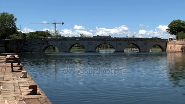 Pohled do starověkého mostu Tiberius (Ponte di Tiberio) v Rimini, Itálie. — Stock video