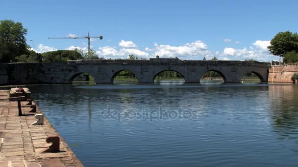 View to the ancient bridge of Tiberius (Ponte di Tiberio) in Rimini, Italy. — Stock Video