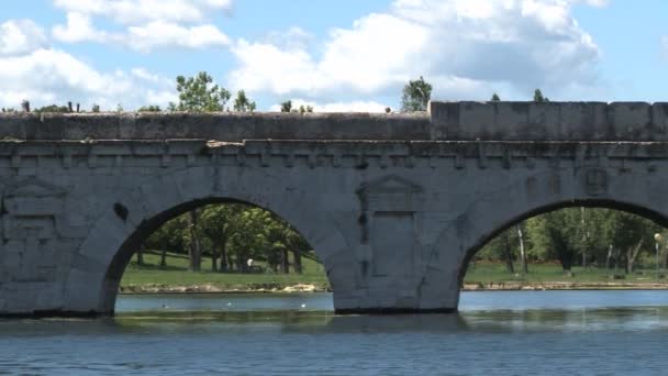 Vista al antiguo puente de Tiberio (Ponte di Tiberio) en Rímini, Italia . — Vídeos de Stock