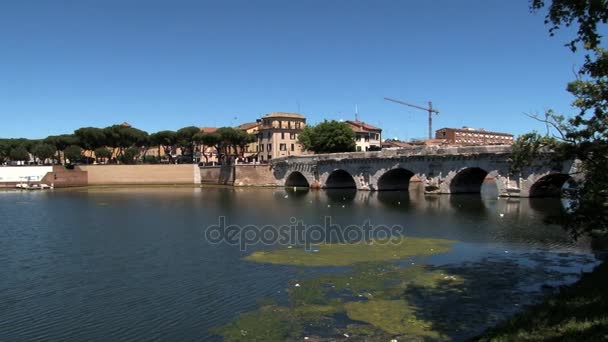 Met het oog op de oude brug van Tiberius (Ponte di Tiberio) in Rimini, Italië. — Stockvideo