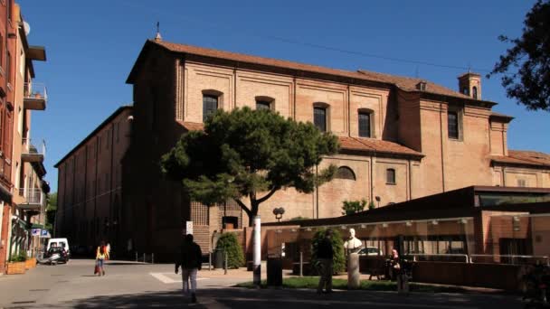 Människor går genom gatan med de historiska byggnaderna på bakgrunden i Rimini, Italy. — Stockvideo