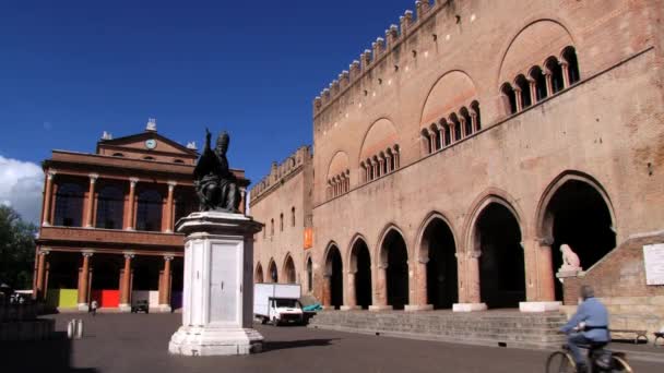 Rimini, İtalya Cavour Meydanı (Piazza Cavour) tarafından adam bisiklet ile gidiyor. — Stok video