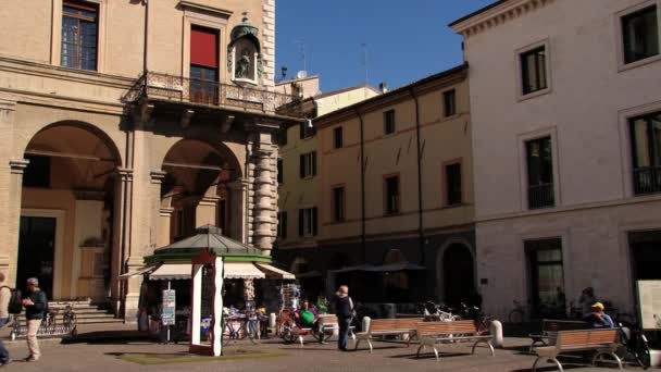 Människor går genom torget Cavour (Piazza Cavour) i Rimini, Italy. — Stockvideo