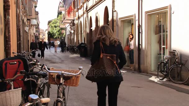 Lidé chodí na ulici v Rimini, Itálie. — Stock video