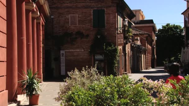 Les gens marchent dans la rue à Rimini, Italie . — Video