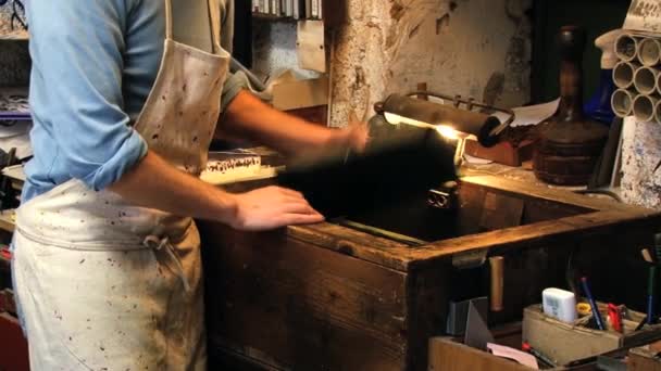 Hombre produce textiles tradicionales de impresión de bloques de madera en Rímini, Italia . — Vídeo de stock