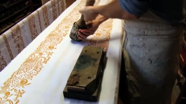 L'homme produit des textiles traditionnels d'impression sur bois à Rimini, Italie . — Video