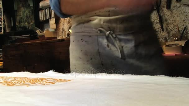Man producerar traditionella woodblock printing textil i Rimini, Italy. — Stockvideo