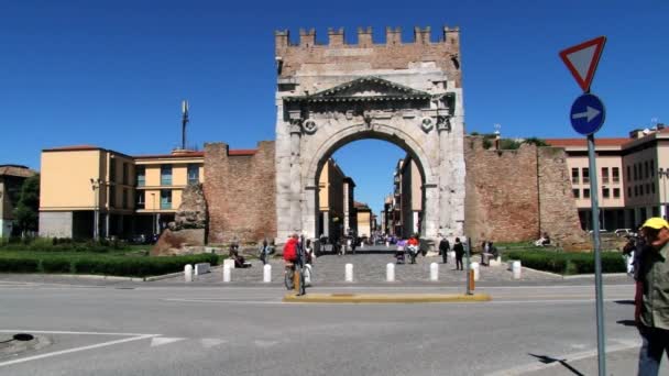 사람들은 이탈리아의 리미니에에서 Augustus의 아치 앞 도보. — 비디오