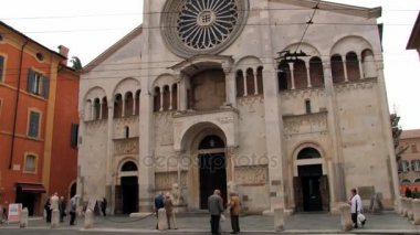 Modena, İtalya kilisede önüne tarafından insanlar yürümek.
