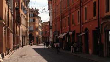 Modena, İtalya sokakta insanlar yürümek.