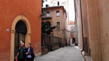 İnsanlar tarafından arka planda Modena, İtalya Modena Katedrali'nde Romanesk Ghirlandina çan kulesi ile sokak yürüyüş. 