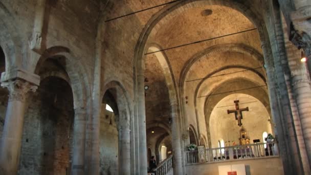 Orang-orang mengunjungi katedral abad pertengahan San Leo di San Leo, Italia . — Stok Video