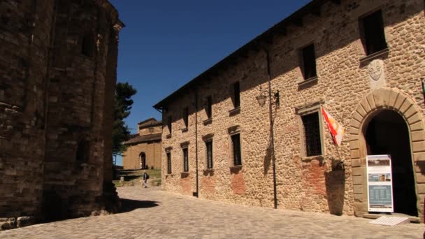 San Leo, İtalya Palazzo Medicheo dış. — Stok video