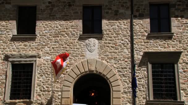 Buitenkant van het Palazzo Medicheo in San Leo, Italië. — Stockvideo