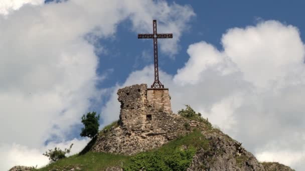 Vue de la croix sur la colline au-dessus de la ville médiévale de Pennabilli à Pennabili, Italie . — Video