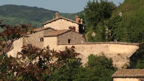 Vedere la clădirile vechi ale orașului medieval Pennabilli de pe dealul din Pennabilli, Italia . — Videoclip de stoc
