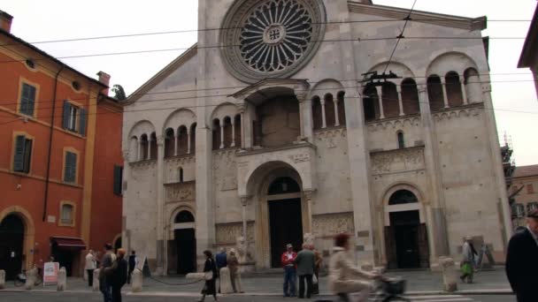 Menschen gehen auf der Straße vor der Kirche in Modena, Italien. — Stockvideo