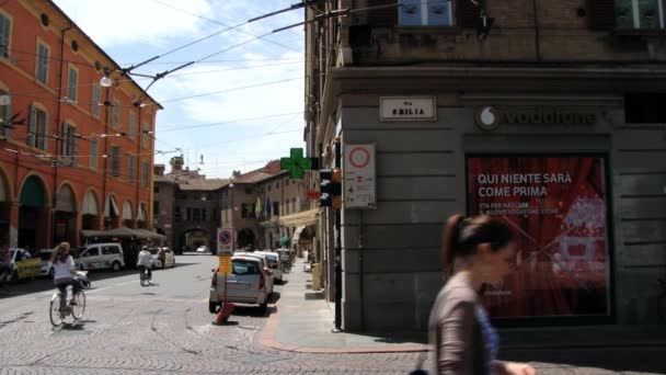 Люди идут по улице в Модене, Италия . — стоковое видео