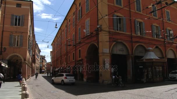 As pessoas caminham pela rua em Modena, Itália . — Vídeo de Stock
