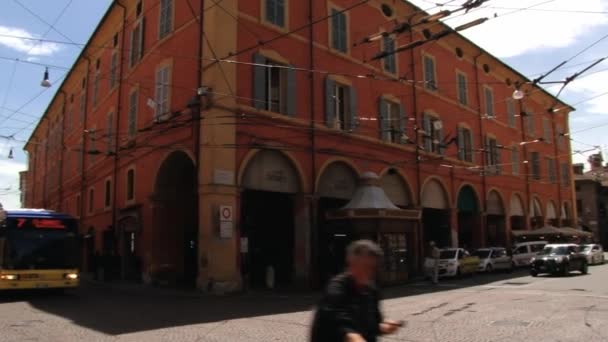 Az emberek sétálni az utcán, Modena, Olaszország. — Stock videók