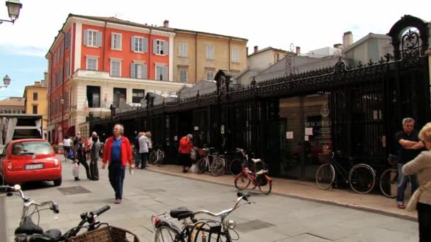 As pessoas caminham em frente ao Velho Mercado em Modena, Itália . — Vídeo de Stock