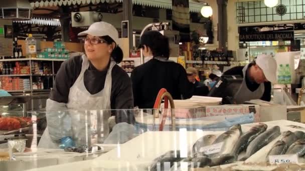 Οι άνθρωποι πωλούν ψάρια στην παλιά αγορά στη Μόντενα, Ιταλία. — Αρχείο Βίντεο