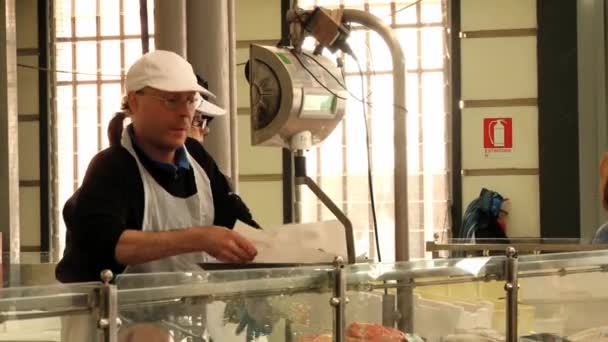 Οι άνθρωποι πωλούν ψάρια στην παλιά αγορά στη Μόντενα, Ιταλία. — Αρχείο Βίντεο