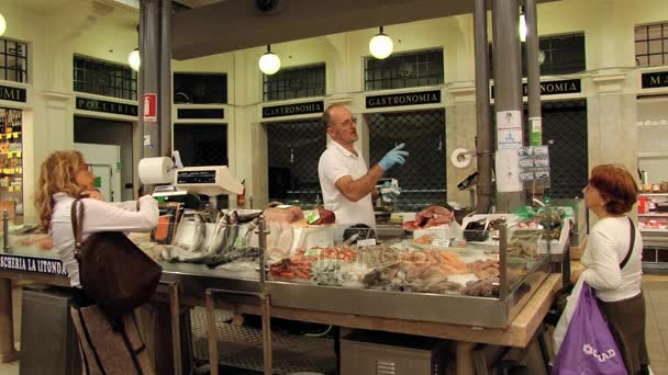 Οι άνθρωποι αγοράζουν ψάρια στην παλιά αγορά στη Μόντενα, Ιταλία. — Αρχείο Βίντεο