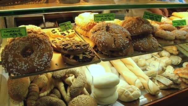 Mensen doet winkelen op de oude markt in Modena, Italië. — Stockvideo