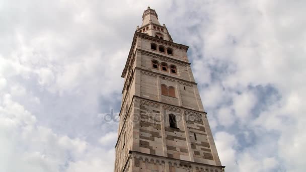 Außenansicht des romanischen Glockenturms der Kathedrale von Modena in Modena, Italien. — Stockvideo