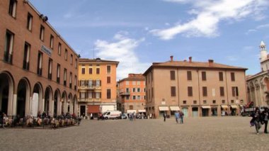 Modena, İtalya (Piazza Grande) Meydanı'ndaki insanlar yürümek.