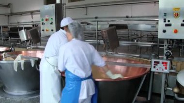 Modena, İtalya fabrikasında Parmesan peyniri insanlar üretmek.