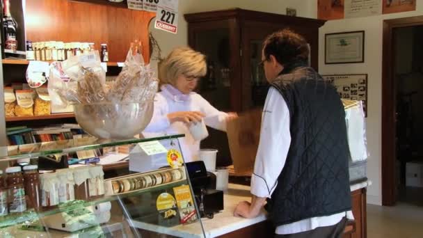 Άνδρας αγοράζει τυρί σε ένα κατάστημα στην Μόντενα, Ιταλία. — Αρχείο Βίντεο