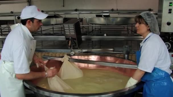 La gente produce parmigiano allo stabilimento di Modena, Italia . — Video Stock