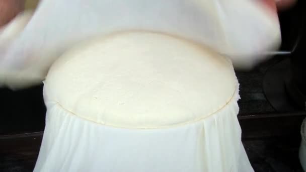 Ludzie produkują ser parmezan w fabryce w Modena, Włochy. — Wideo stockowe