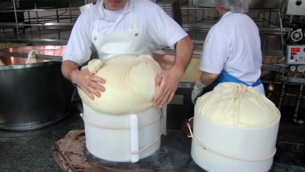 Mensen produceren Parmezaanse kaas in de fabriek in Modena, Italië. — Stockvideo