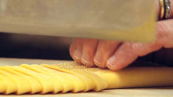 Vrouw snijdt verse deeg te handgemaakte papardelle pasta koken in Bologna, Italië. — Stockvideo