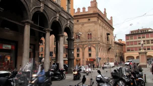 Люди ходят по улицам города в Болонье, Италия . — стоковое видео