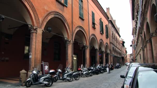 Emberek lovagolni kerékpárok által az utcán, Bologna, Olaszország. — Stock videók