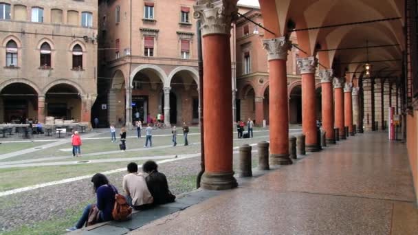 People relax at the arcade at Piazza Santo Stefano in Bologna, Italy. — Stock Video