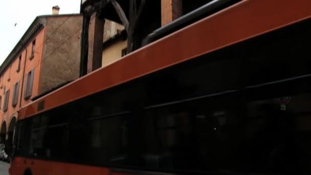 Ônibus passa pela rua com edifícios históricos em Bolonha, Itália . — Vídeo de Stock