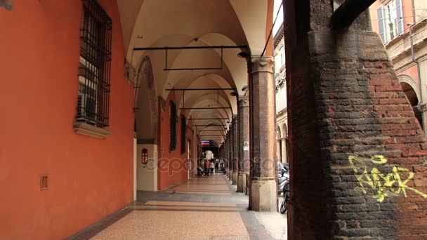 Orang-orang berjalan dengan arcade di Piazza Santo Stefano di Bologna, Italia . — Stok Video