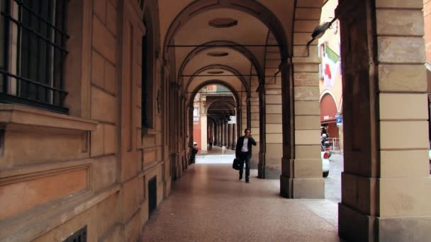 Lidé chodí do podloubí v Bologna, Itálie. — Stock video