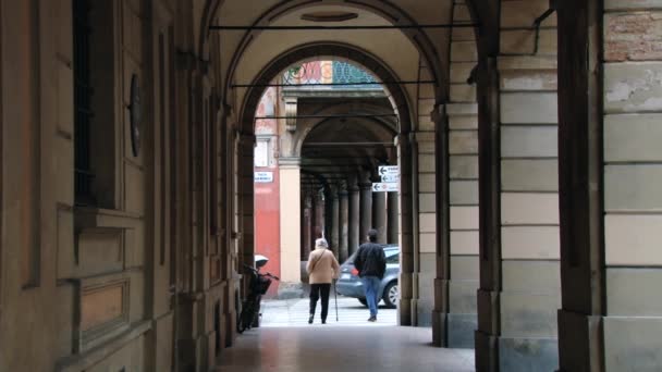 Az emberek sétálni az arcade, Bologna, Olaszország. — Stock videók