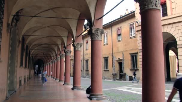 Orang-orang berjalan dengan arcade di Bologna, Italia . — Stok Video