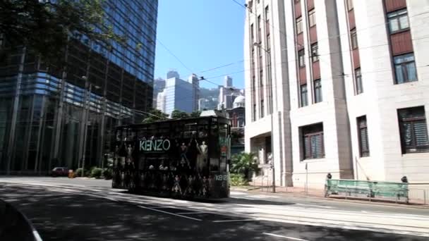 Hong Kong, Çin street tarafından çift güverteli tramvay geçer. — Stok video