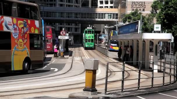 Dwupokładowe tramwajem przechodzi przez street, Hongkong, Chiny — Wideo stockowe