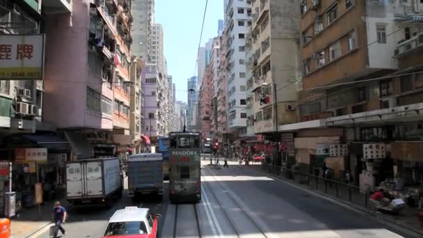 Pohled z horního podlaží dvoupodlažního tramvaj kolemjdoucí na ulici Hong Kong, Čína. — Stock video