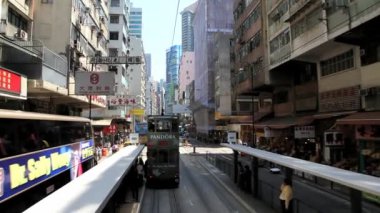 Hong Kong, Çin street tarafından geçen çift güverteli tramvay üst güverteden görüntülemek.